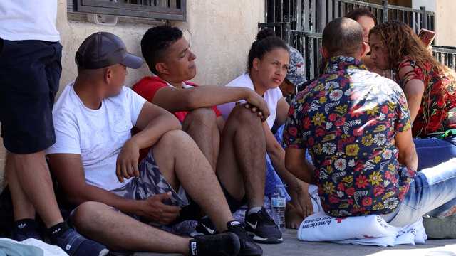 Title 42 end looms, migrants gather near church in El Paso, Texas - Vimarsana News