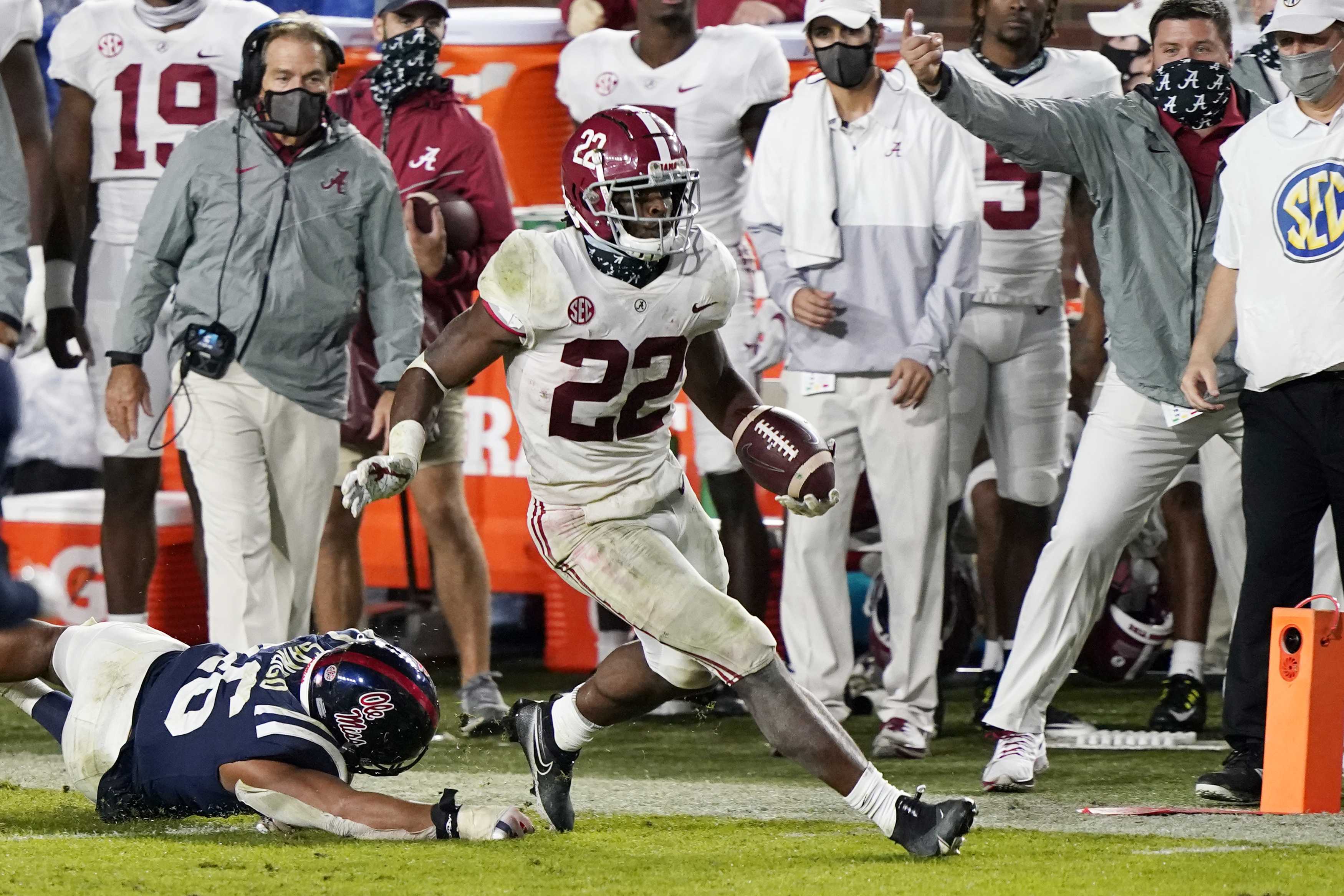 Najee Harris' big first half goes for naught in Alabama loss