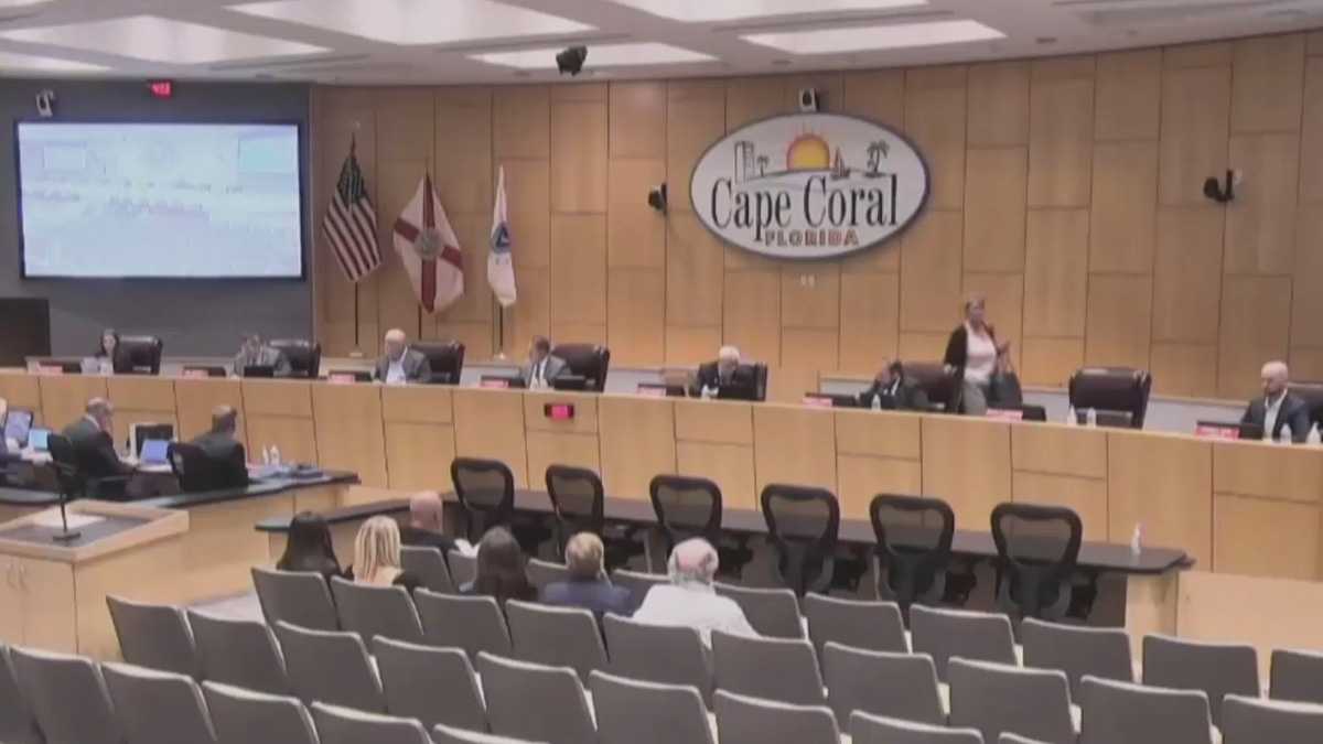 Cape Coral City Council holds first meeting since approving stipend