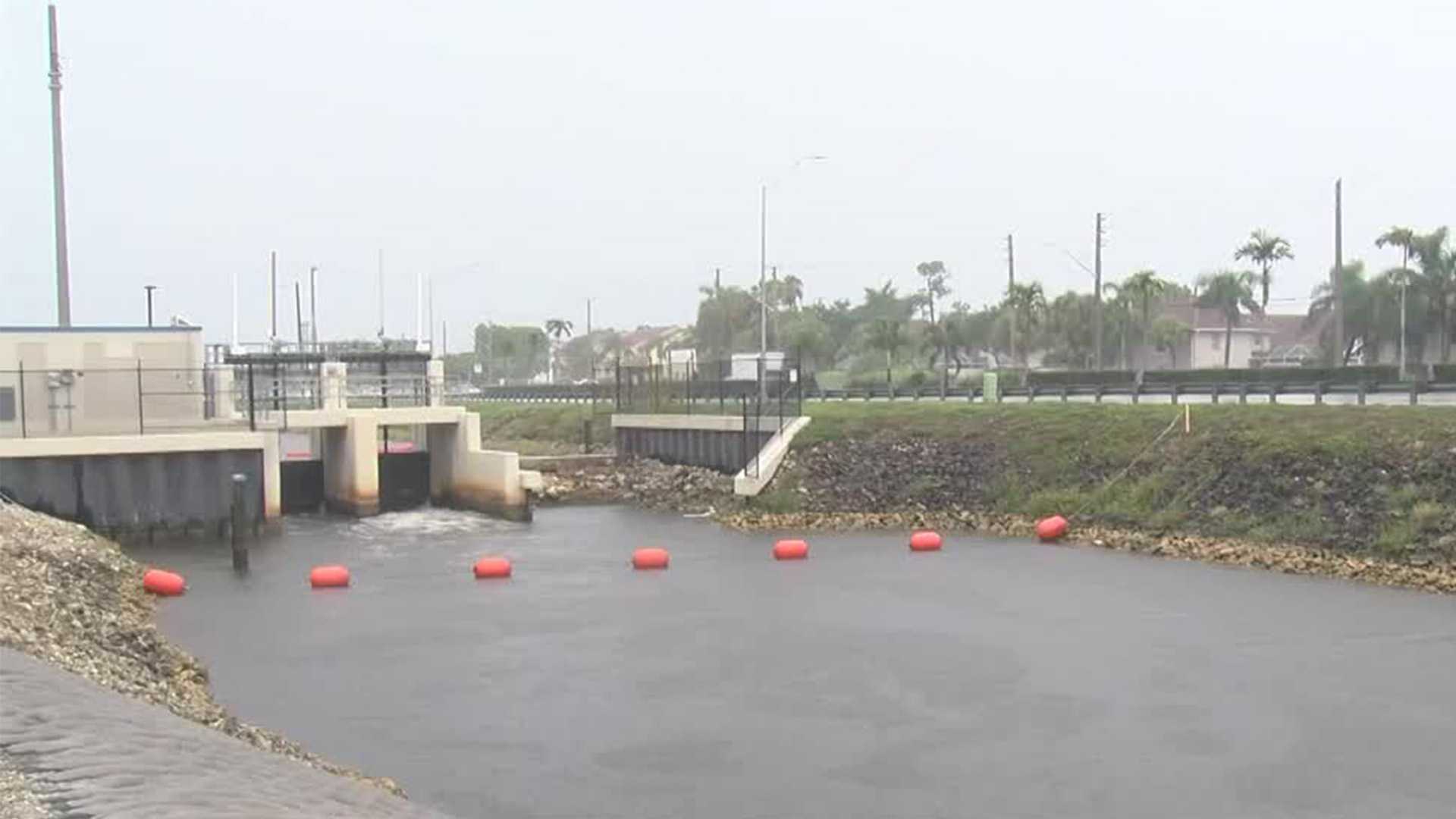 Collier County residents fish by weirs as water levels rise - Vimarsana News