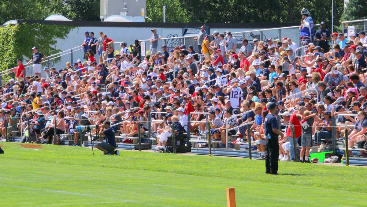 Patriots practice in front of fans at Gillette Stadium