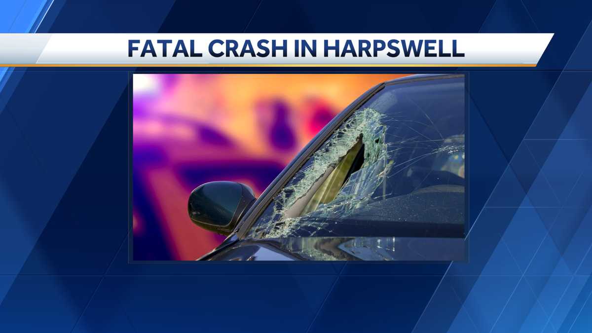 Man dies after crashing car into woods in Harpswell