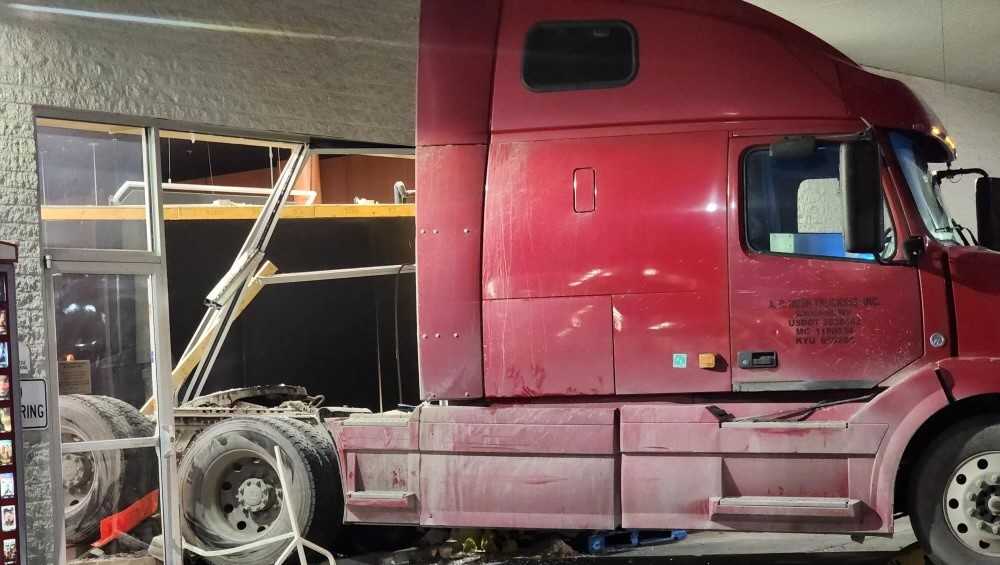 New Kensington Giant Eagle damaged after truck crash