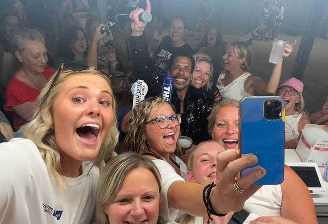 new&#x20;kids&#x20;on&#x20;the&#x20;block&#x20;took&#x20;selfies&#x20;with&#x20;concession&#x20;workers&#x20;at&#x20;the&#x20;iowa&#x20;state&#x20;fair