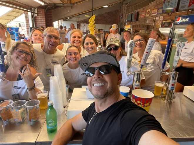 new&#x20;kids&#x20;on&#x20;the&#x20;block&#x20;took&#x20;selfies&#x20;with&#x20;concession&#x20;workers&#x20;at&#x20;the&#x20;iowa&#x20;state&#x20;fair
