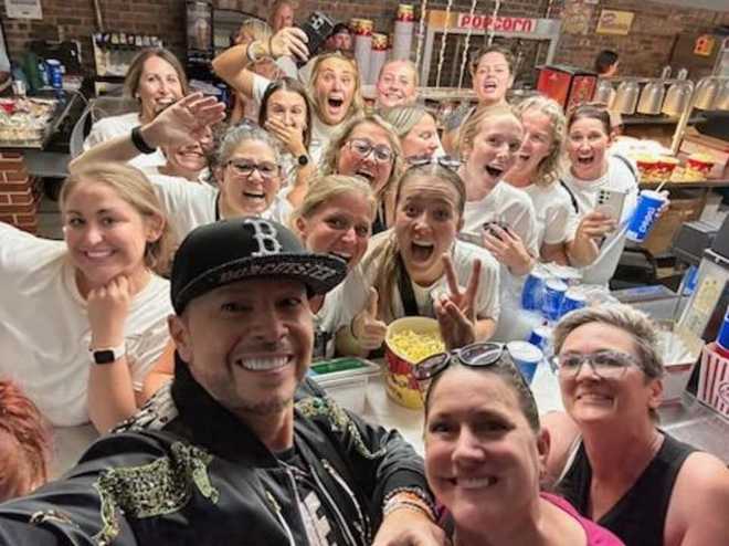 donnie&#x20;wahlberg&#x20;of&#x20;new&#x20;kids&#x20;on&#x20;the&#x20;block&#x20;took&#x20;selfies&#x20;with&#x20;concession&#x20;workers&#x20;at&#x20;the&#x20;iowa&#x20;state&#x20;fair