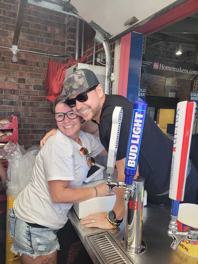 new&#x20;kids&#x20;on&#x20;the&#x20;block&#x20;took&#x20;selfies&#x20;with&#x20;concession&#x20;workers&#x20;at&#x20;the&#x20;iowa&#x20;state&#x20;fair