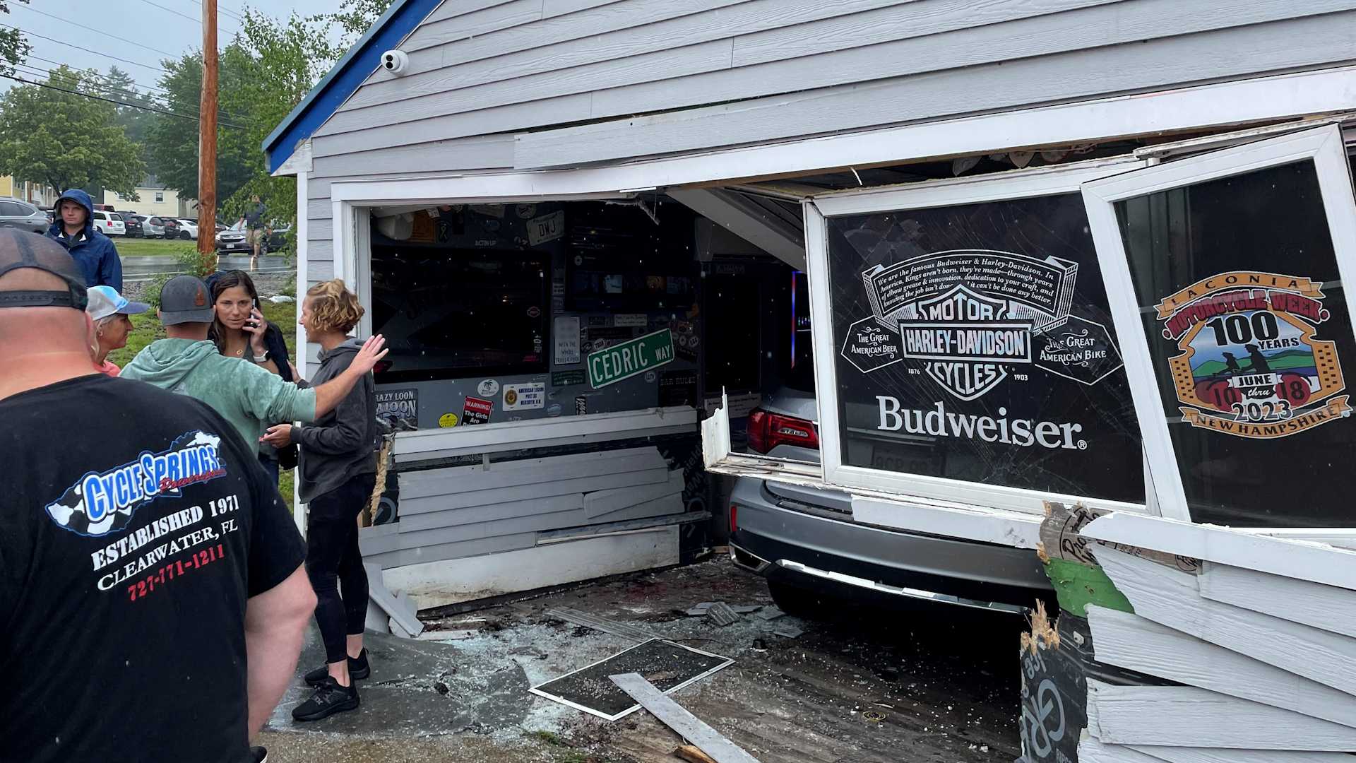 Multiple people injured after vehicle crashes into NH restaurant - Vimarsana News