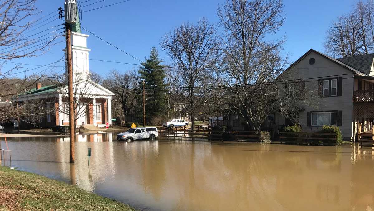 New Richmond residents returning home, assessing flood damage