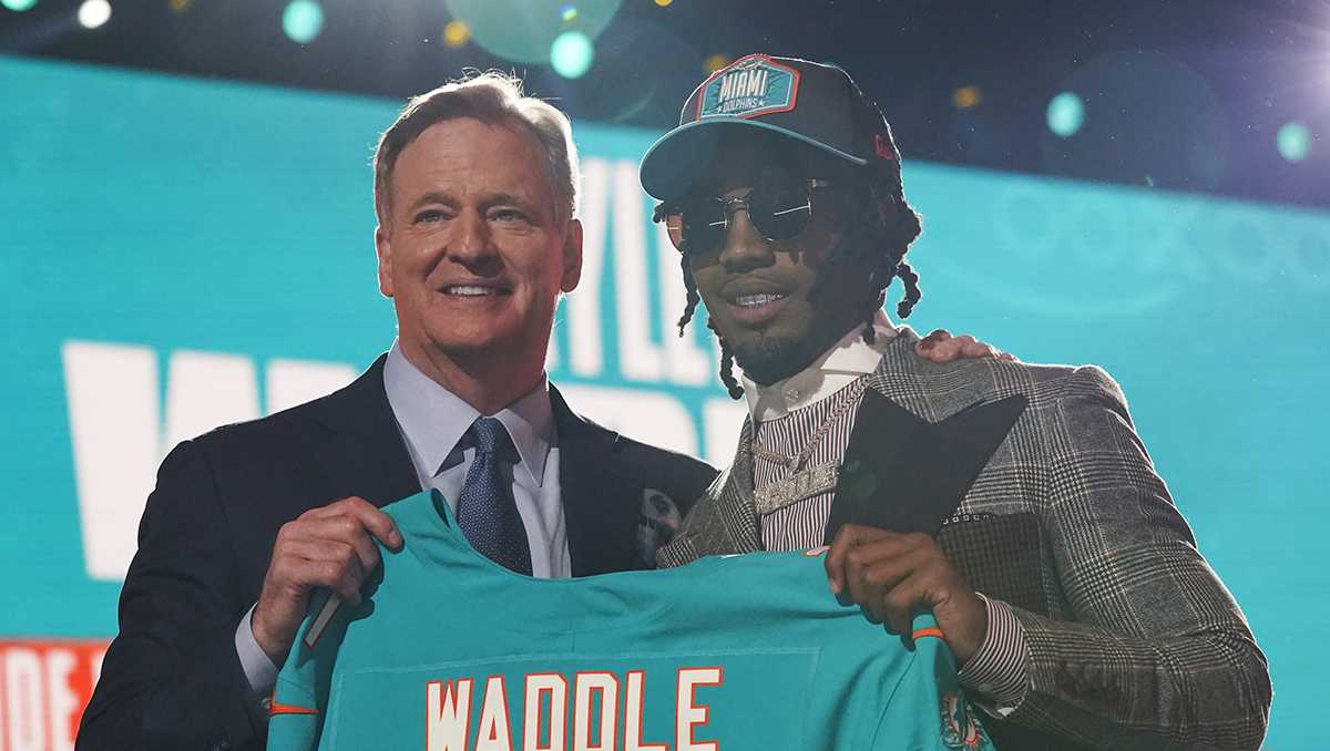 ESPN - The Tide rolls into Miami! Jaylen Waddle reunites with Tua  Tagovailoa on the Miami Dolphins 