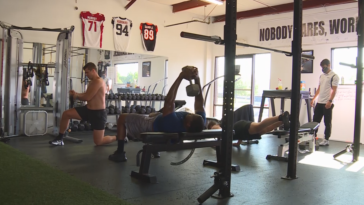 local-nfl-players-work-out-together-at-blue-ash-gym