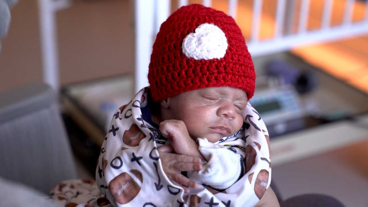Virginia students knit tiny hats for NICU infants