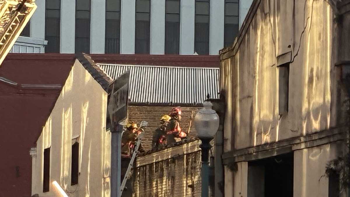 New Orleans Fire Department responds to large fire in Warehouse District