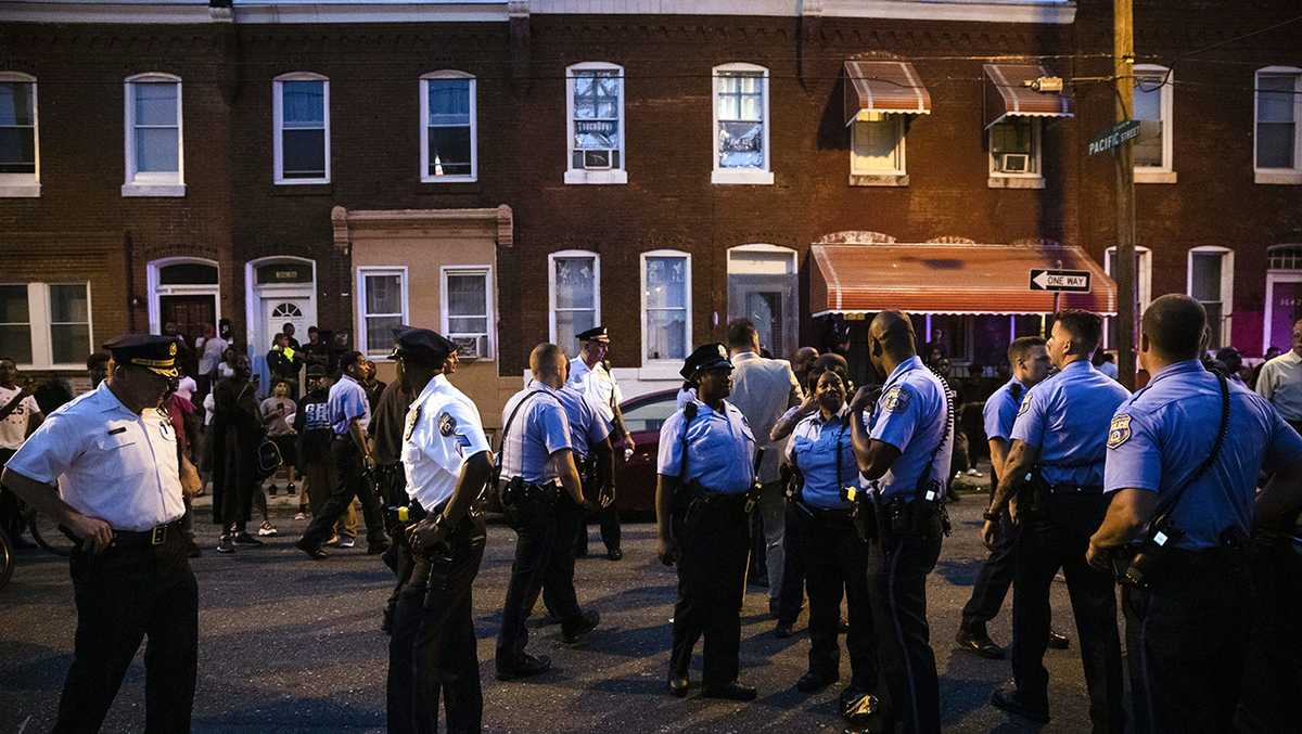 Multiple officers shot in Philadelphia, gunman in custody