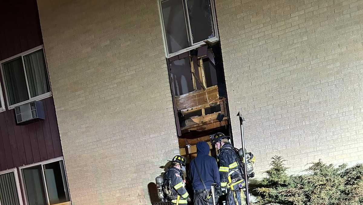 5 families displaced in apartment building fire