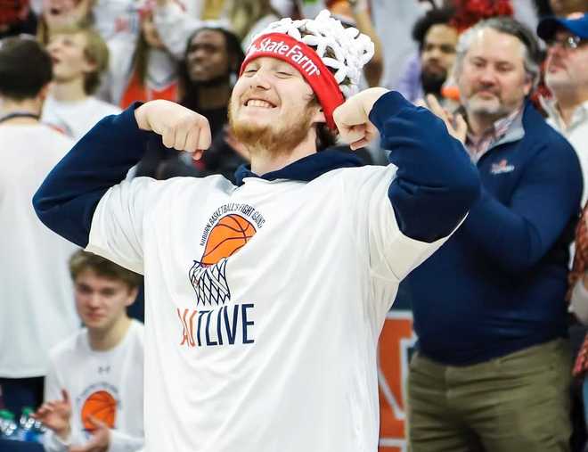 Auburn student drains 94 foot putt on a basketball court to win a new Auburn student drains 94 foot putt on a basketball court to win a new