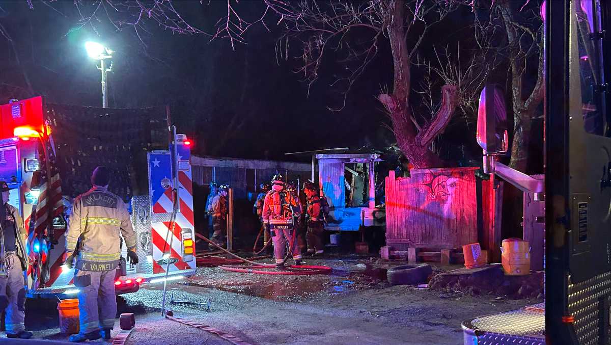 Firefighters put out early morning mobile home fire