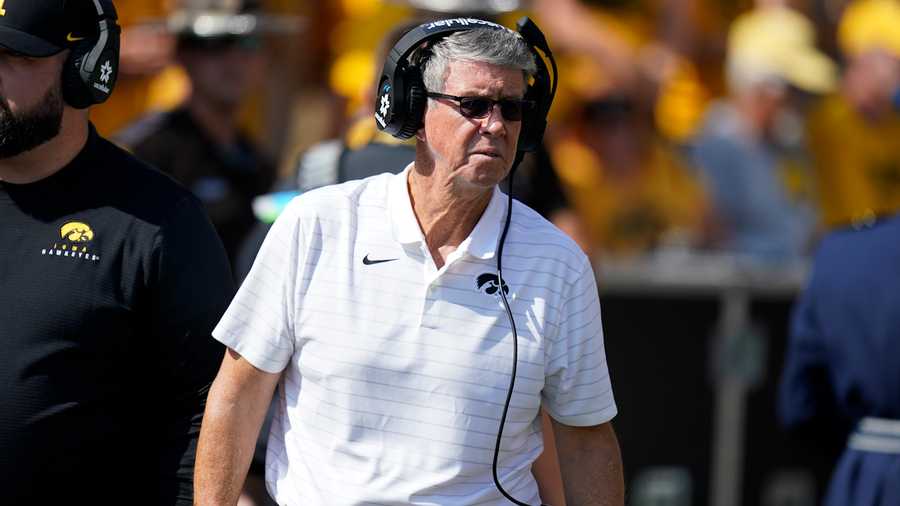 Hawkeyes QB coach steps down