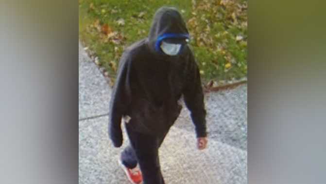 Cincinnati police search for man accused of robbing bank in Oakley