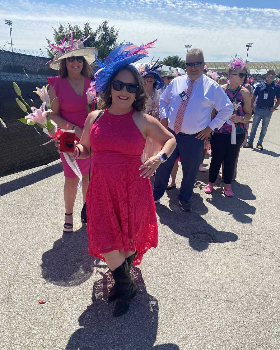 kentucky-oaks-fashion-check-out-the-looks-at-churchill-downs