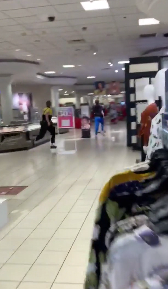 Oak View Mall store employees assaulted 