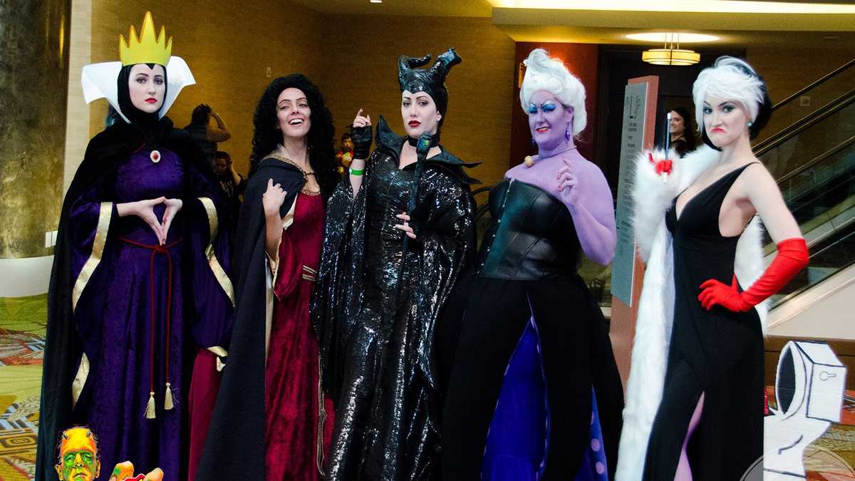 Elvira makes her way to Spooky Empire, celebrating 30 years