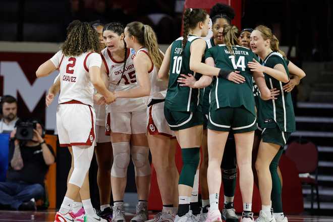 Oklahoma and Michigan State huddle after a play during the first half in the second round of the NCAA college basketball tournament, Sunday, March 22, 2026, Norman, Okla.
