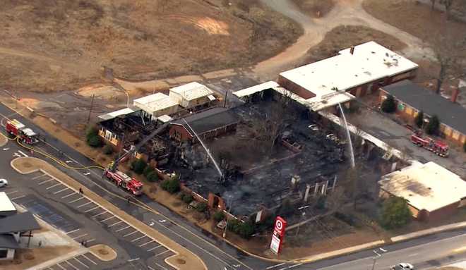 El fuego sale en la escuela secundaria en el viejo cuero cabelludo