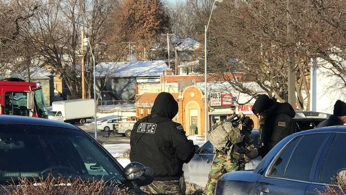 Man in custody after police standoff near 51st, The Paseo