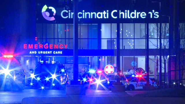 More than 100 first responders parade through streets of Cincinnati to spread holiday cheer - Vimarsana News