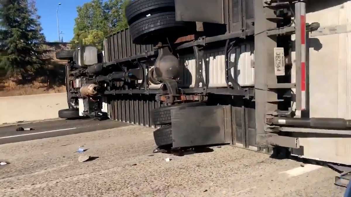 Traffic flowing again after multi-vehicle crash on Highway 50 in Sacramento