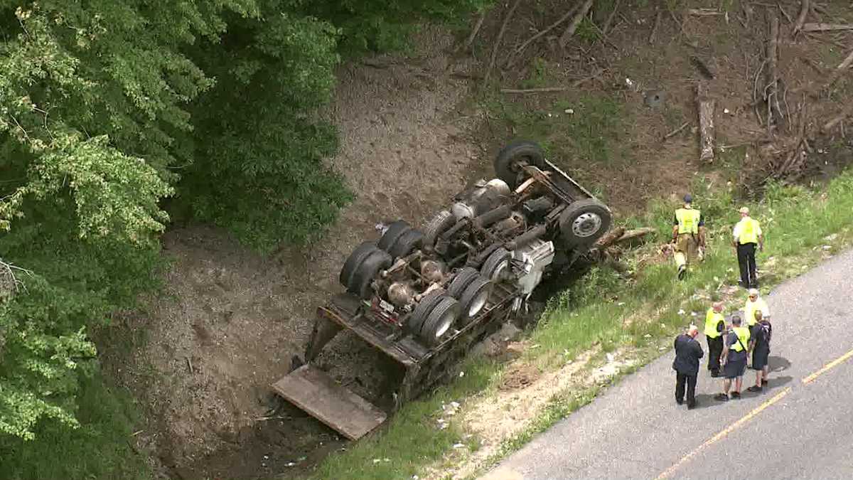 Dump truck crashes on I-95 exit ramp in Howard County