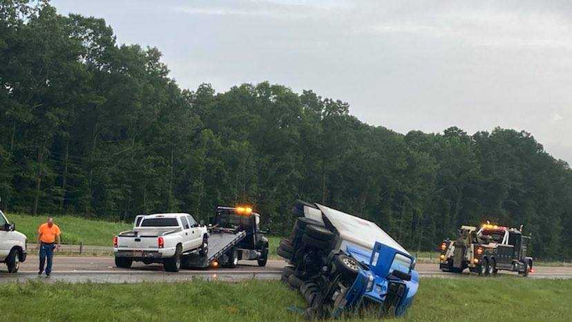 18-wheeler overturns on I-55 near Siwell Road