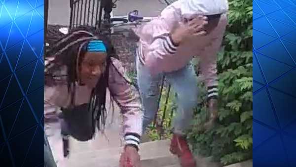 Thieves Caught On Camera Trying To Steal Packages From Front Porch 5562