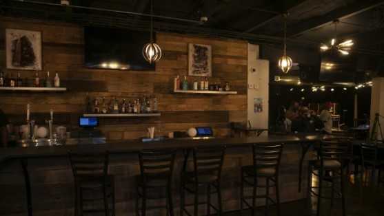 2 bar di Louisville, Joe’s Palm Room dan The Gruv, mengubah persyaratan usia menjadi 30 tahun ke atas