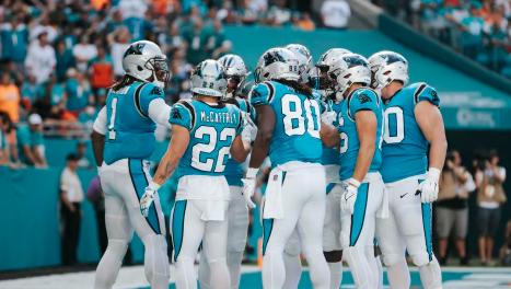 Dolphins win 4th straight, roll past Panthers 33-10