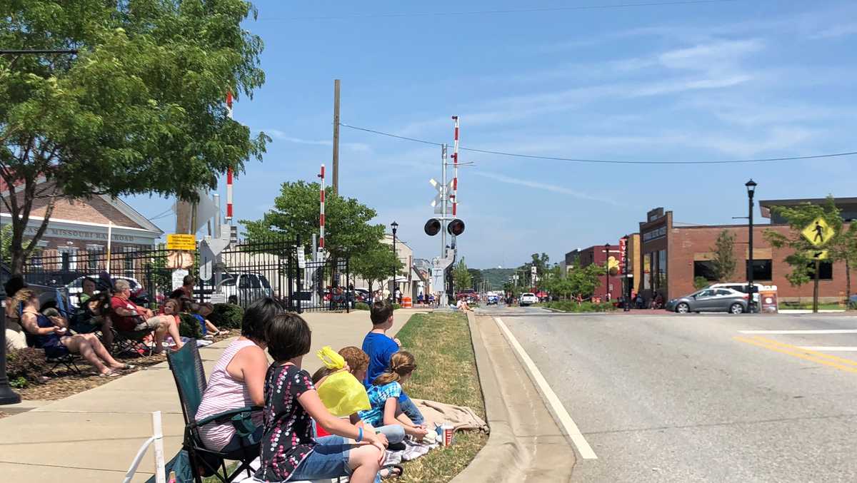 Rodeo of the Ozarks Parade marches through Springdale