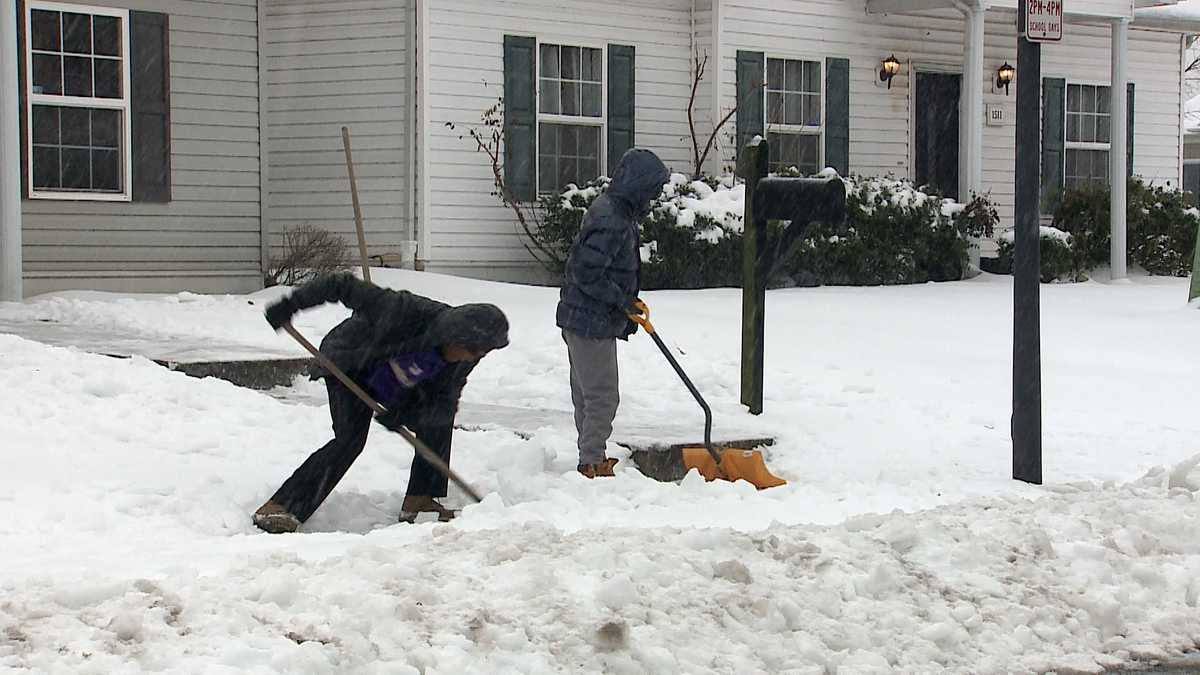 Community Helps Stranded Cars and Neighbors