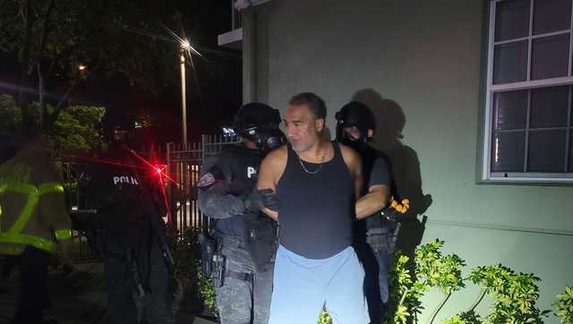 Florida man barricaded in apartment - Vimarsana News