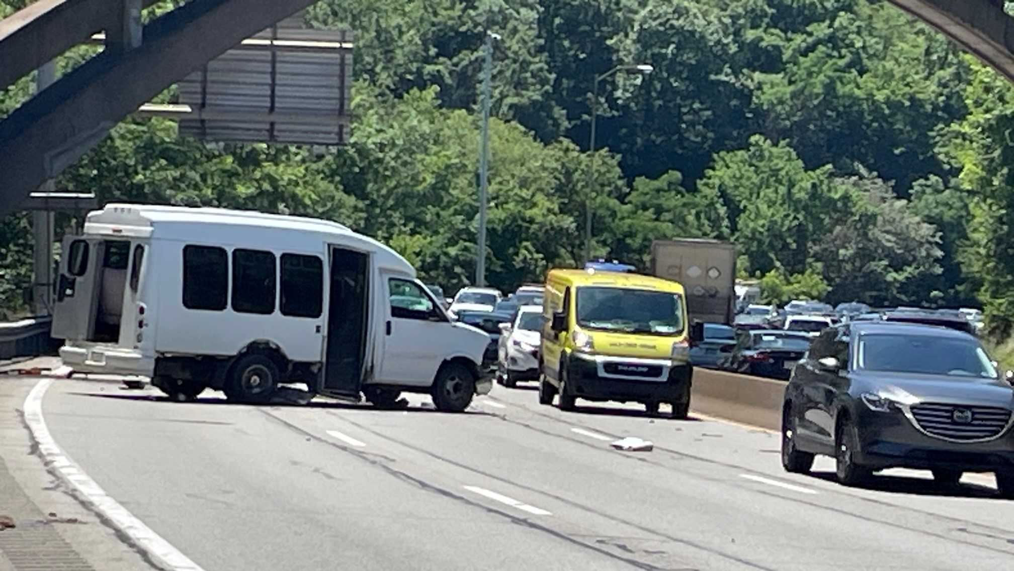 Crash snarls traffic on Parkway East; Major delays expected - Vimarsana News