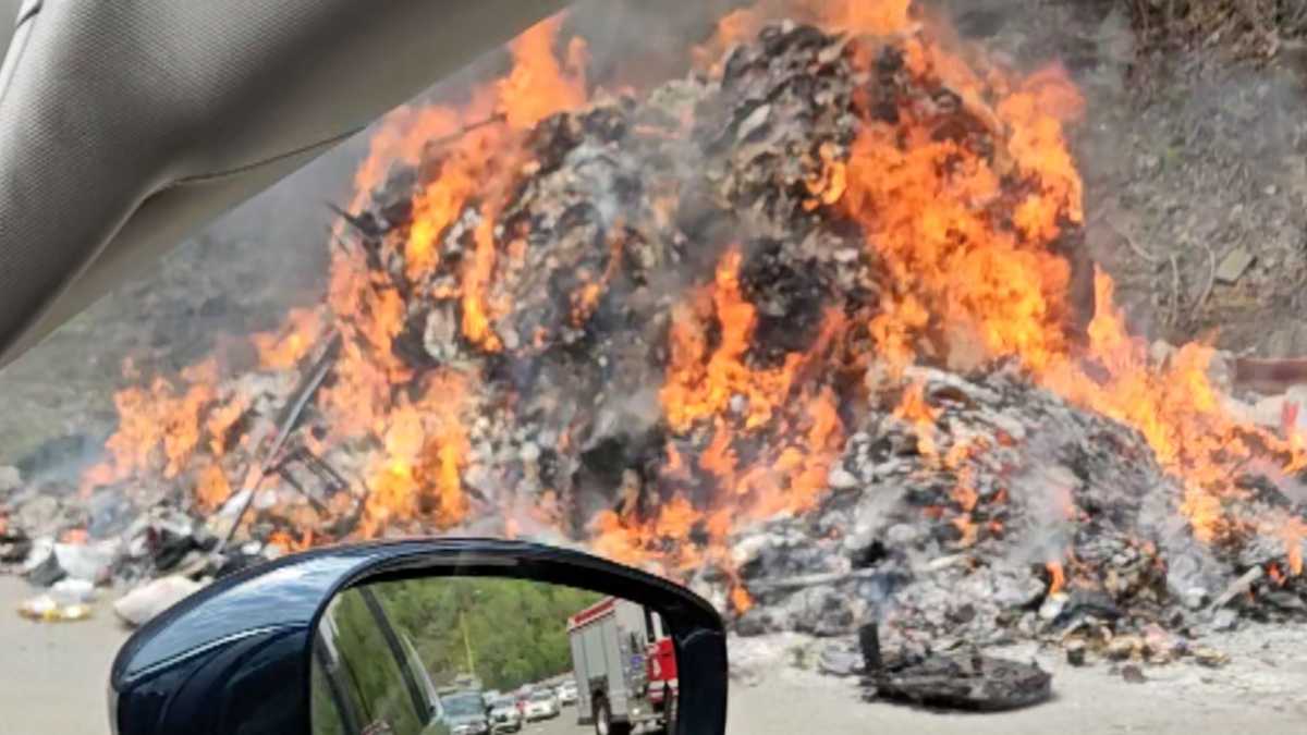 Pittsburgh Parkway: Burning pile of trash causing delays