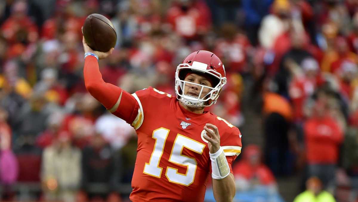 Oakland, California, USA. 02nd Dec, 2018. Kansas City Chiefs quarterback  Patrick Mahomes (15) searches for a receiver, during a NFL game between the  Kansas City Chiefs and the Oakland Raiders at the