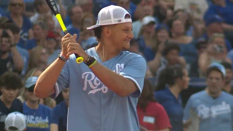 Self Homers in MLB Legends and Celebrity Softball Game – Kansas
