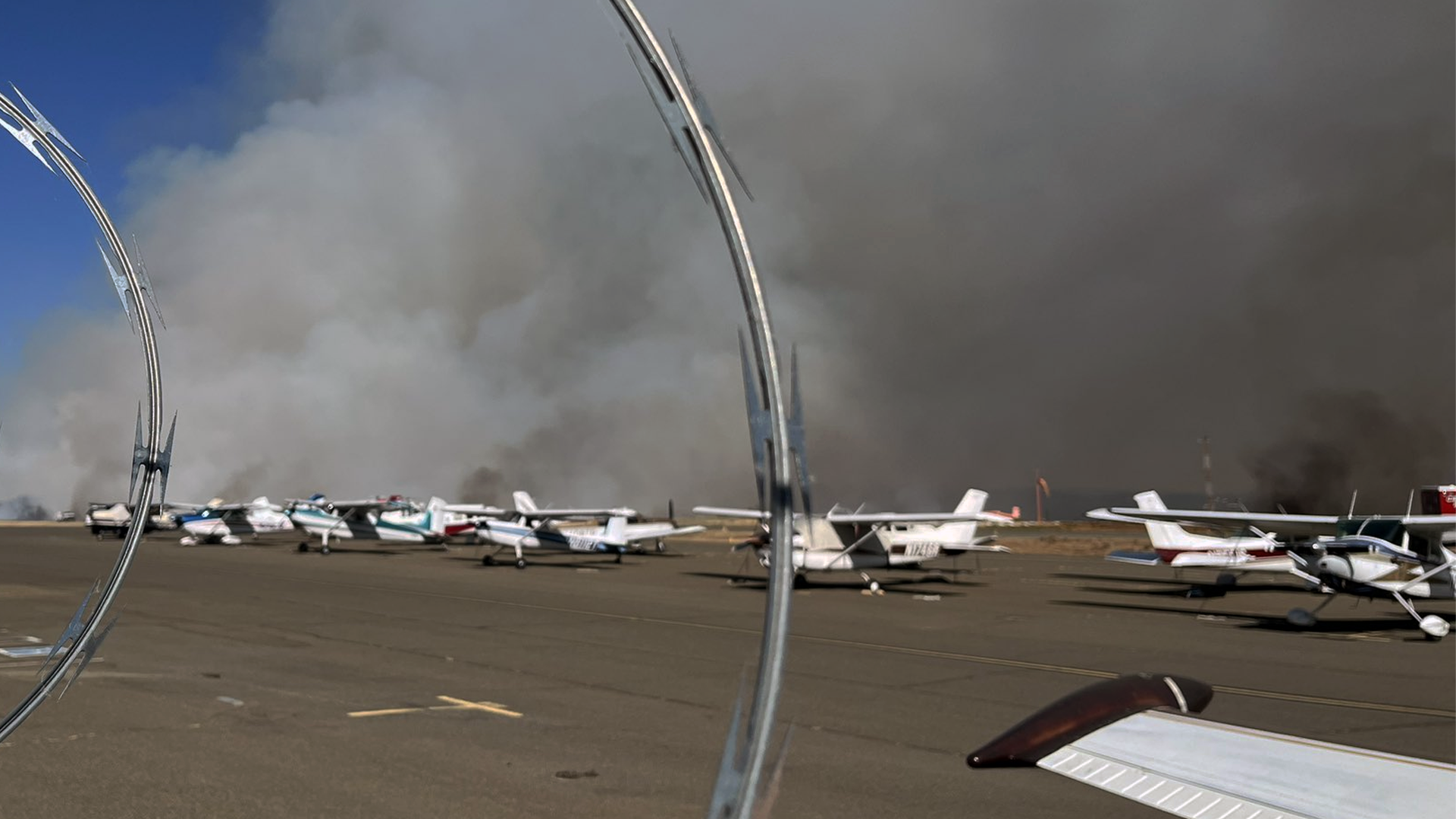 Un Incendio Forestal Cerca Del Aeropuerto Provoca Evacuaciones En El ...