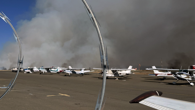 Un incendio forestal cerca del aeropuerto provoca evacuaciones en el condado de El Dorado, California