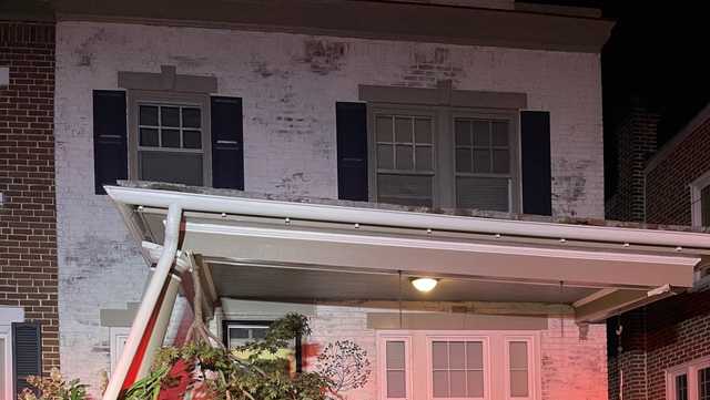 Car crashes into porch of home - Vimarsana News