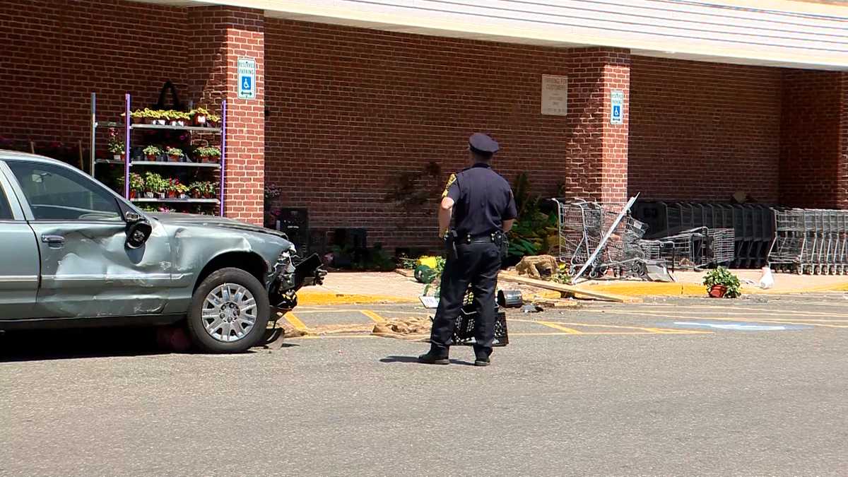 Polisi mengatakan dua roket menghantam tempat parkir Arlington Stop & Shop