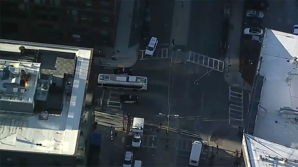 波士顿繁忙十字路口发生行人被马萨诸塞湾交通局公交车撞击事故