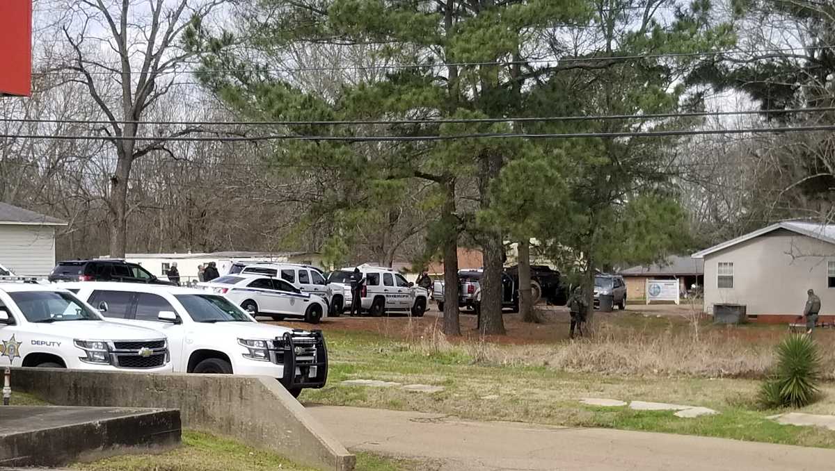 Standoff in Pelahatchie ends in gunfire