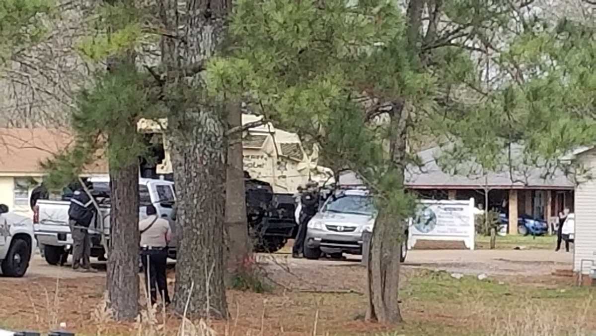 Man shot during standoff with officers in Pelahatchie dies, coroner says